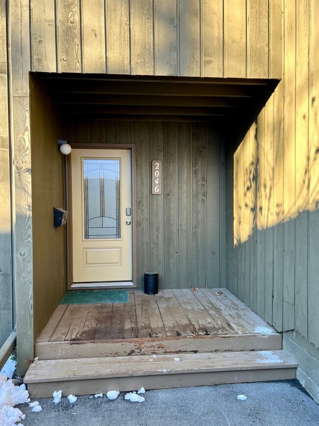 Building Photo - Available in July! Pet Friendly Fully Furn...