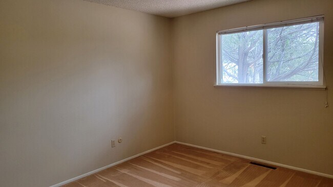 Building Photo - 4 Bed 2.5 Bath with A/C - Available Now!