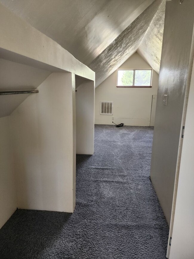 Building Photo - 2 Bedroom Home Located in Bloomfield