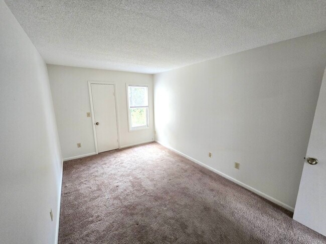 Building Photo - Awesome 3 Bed / 2 Bath Townhome with Open ...