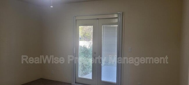Building Photo - 1267 SW Ironwood Dr