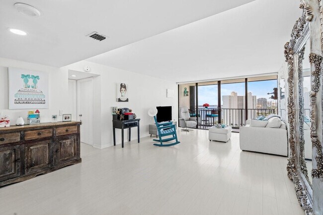 Building Photo - 5600 N Flagler Dr