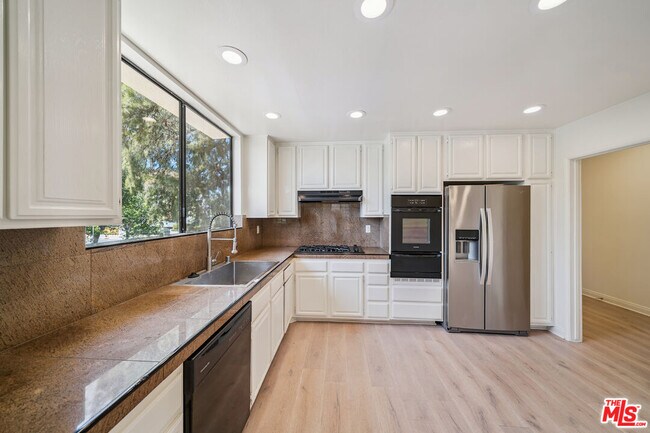 Building Photo - 8865 Alden Dr