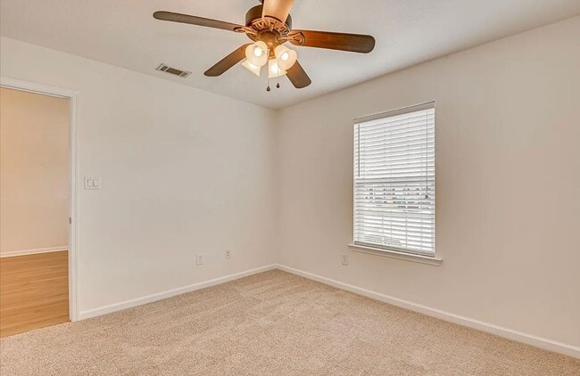 Building Photo - Updated 2 BR, 2 BA Townhome