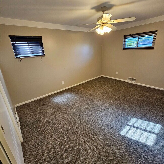 Building Photo - 3 Bedroom, 1.5 Bath Brick Ranch with Attac...