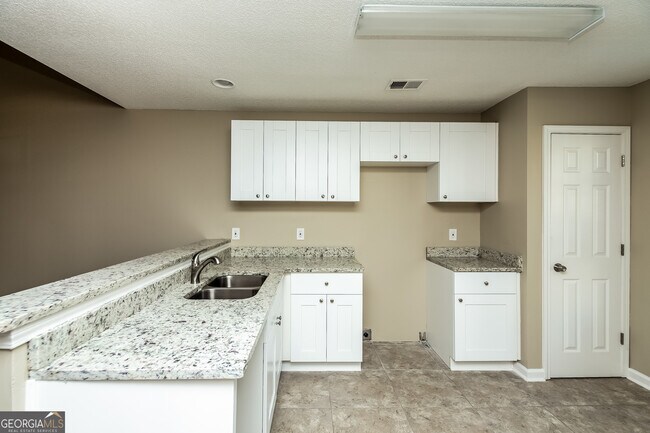 Building Photo - 353 Coral Cir