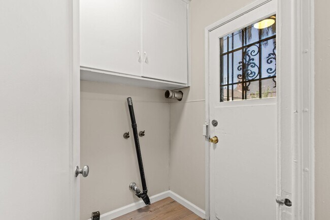 Building Photo - Fully Remodeled Oakland 2 Bed w/ Off-Street Parking