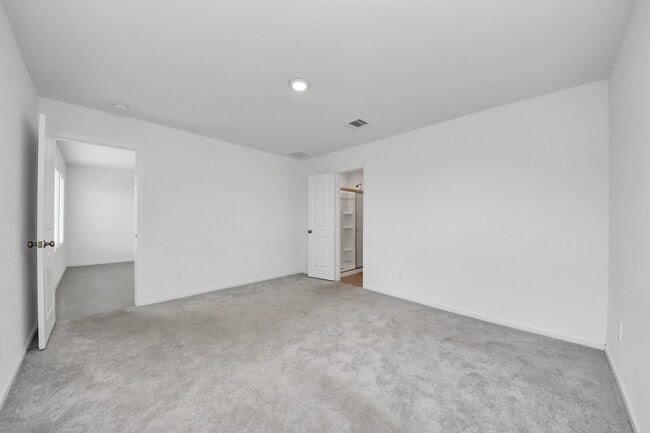 Building Photo - 833 Vlg Brk Dr