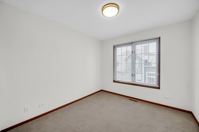 Building Photo - 1214 S Parkside Dr