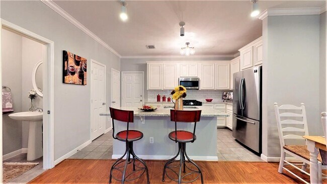 Building Photo - 2104 Gillette St