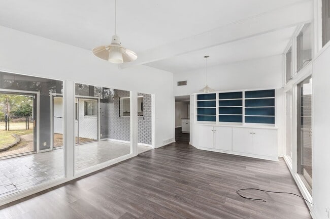 Building Photo - Charming Haven for Rent: Your Ideal Home A...
