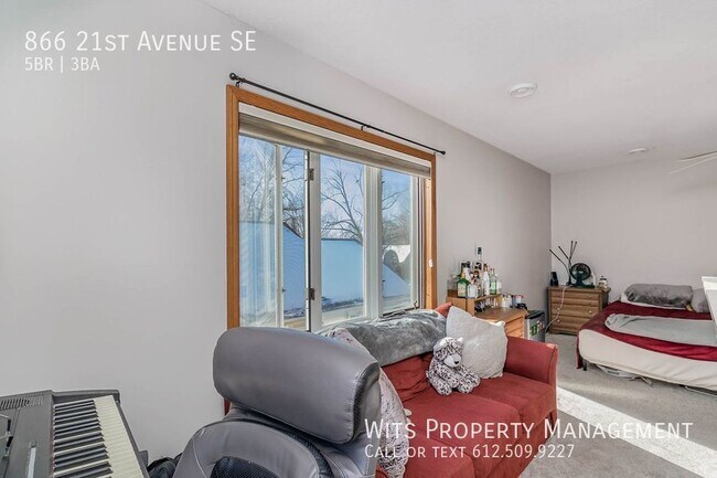 Building Photo - 866 21st Ave SE