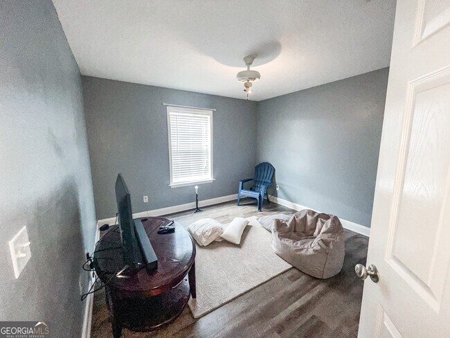 Building Photo - 613 Waverly Ln