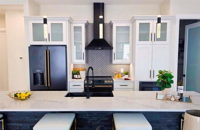 Building Photo - Bold Sarasota Bay Luxury Custom Home, 5 beds/4 baths, Private pool.