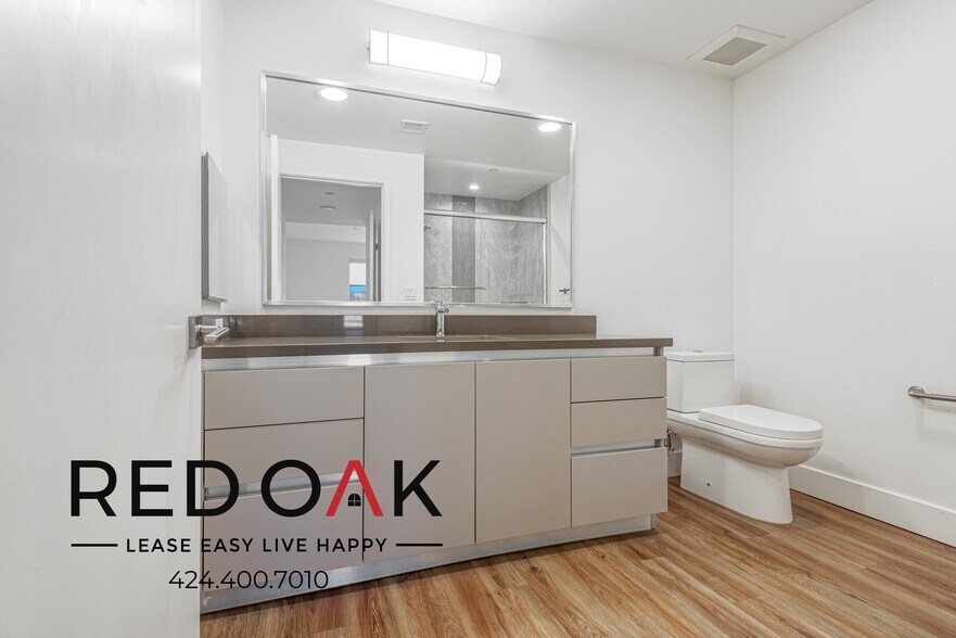 Building Photo - 453 S Kenmore Ave