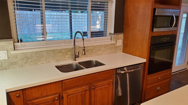 Building Photo - 7 Woody Creek Dr