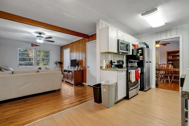 Building Photo - 1902 Sunset Ln