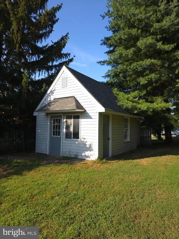 Building Photo - 10 Maple Ave