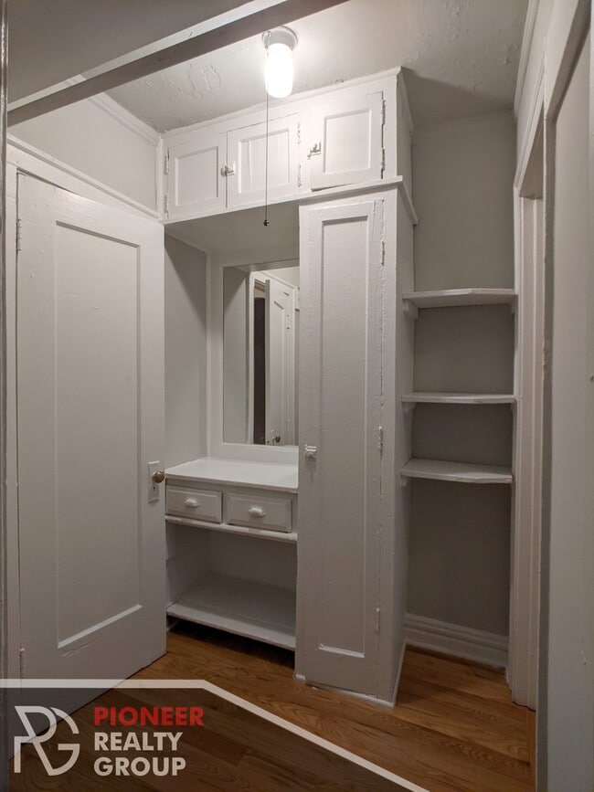 Building Photo - 425 W Roscoe St