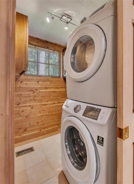 Building Photo - 2538 Parkside Dr NE