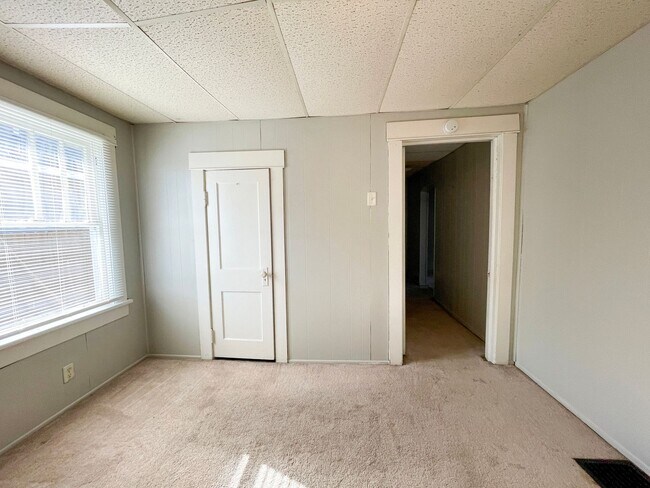 Building Photo - Washer and Dryer Hook Ups