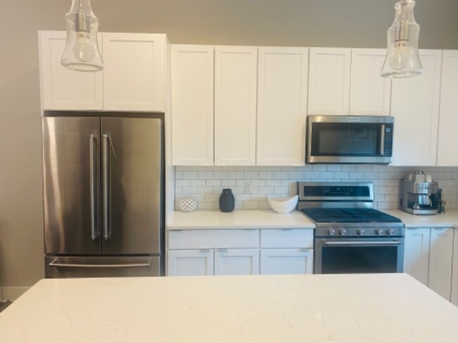 Building Photo - 947 Arlington Ave N