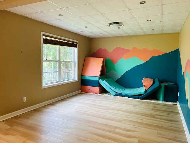 Building Photo - Incredible 4 bedroom/5 bath Tri-level home in Willoughby Park in NW Greensboro with finished base...