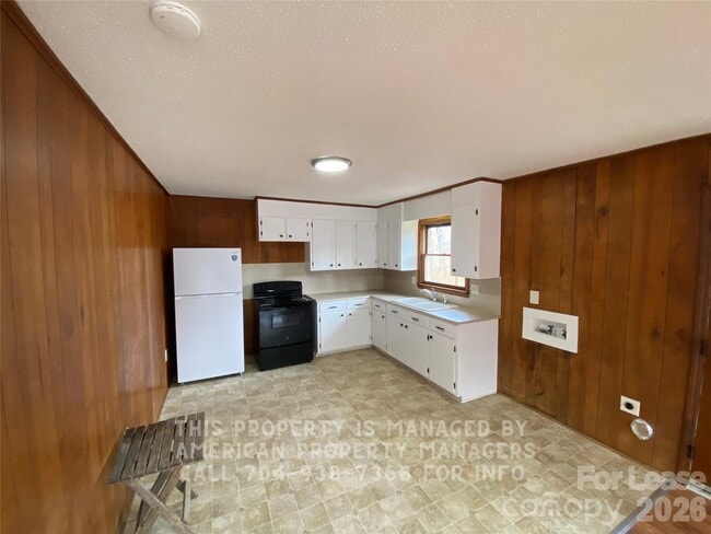 Building Photo - 3810 Vanderburg Dr S