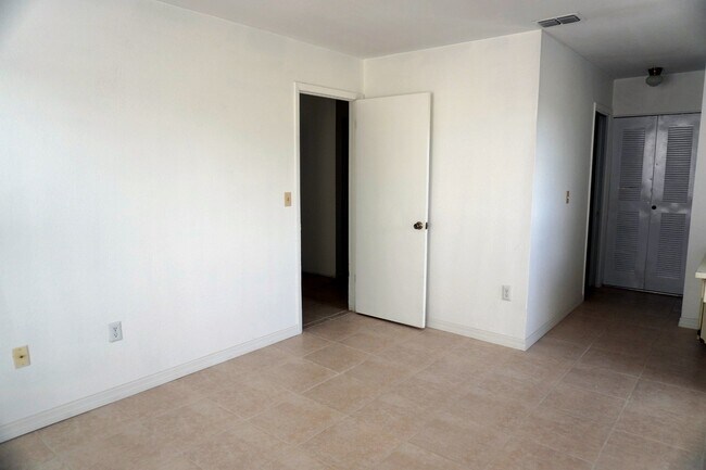 Building Photo - 3640 Meriden Ave