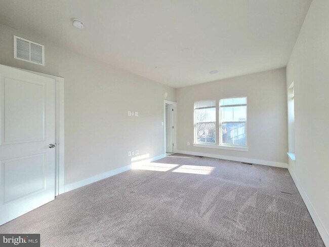 Building Photo - 820 Fern Pl NW