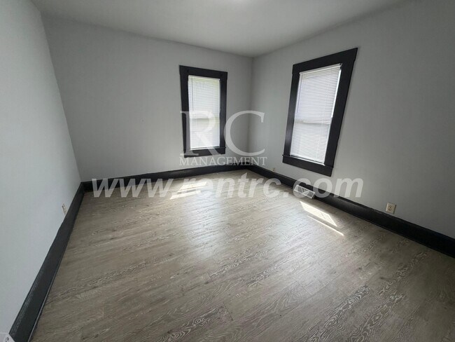 Building Photo - 11 Kentucky-