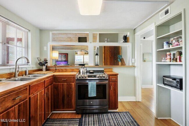 Building Photo - 404 Dunbar ave