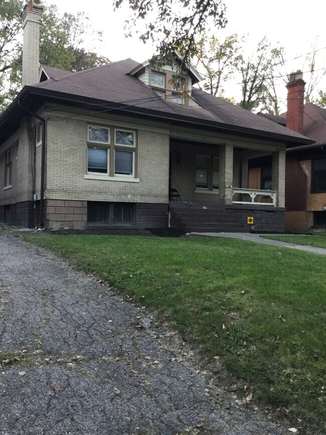 Building Photo - 815 E Mitchell Ave