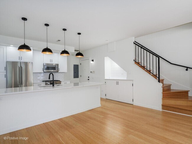 Building Photo - 842 N Wolcott Ave