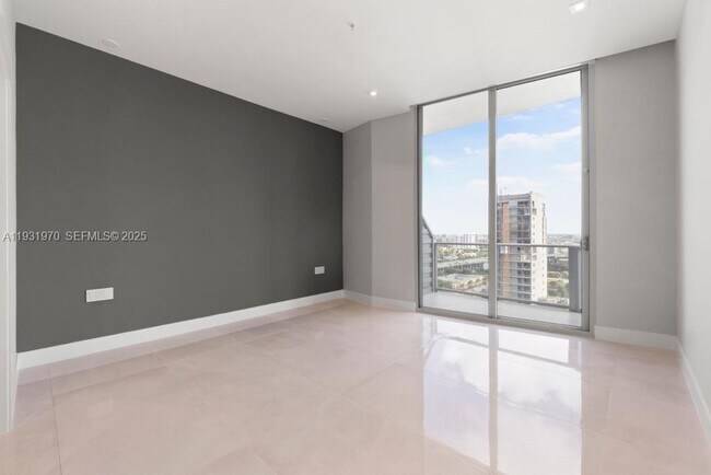 Building Photo - 1010 SW 2nd Ave