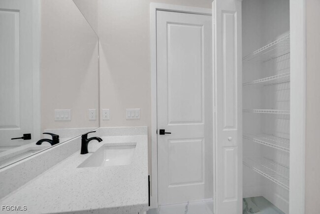 Building Photo - 734 Jack Ave S