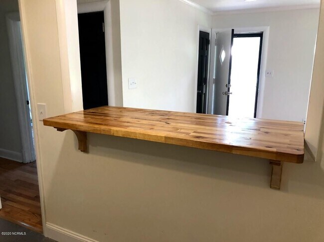 Building Photo - Walking Distance to UNCW