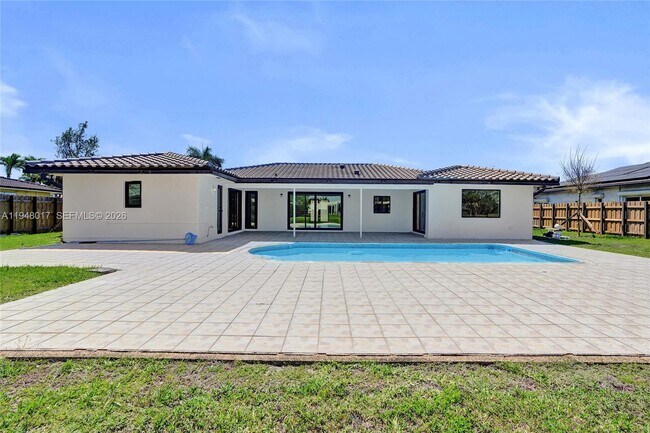 Building Photo - 16653 Golfview Dr