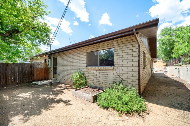 Building Photo - 205 E Aubrey St