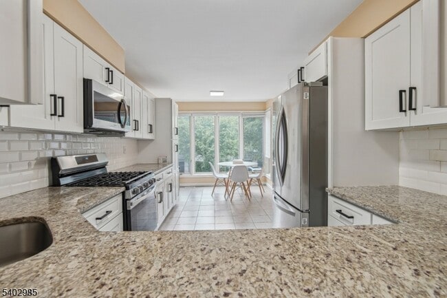 Building Photo - 4 Tow Path Cres