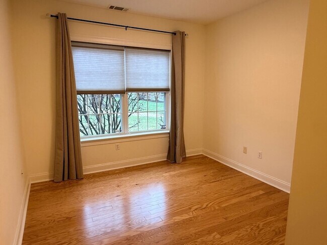 Building Photo - 2000 Davenport Ave