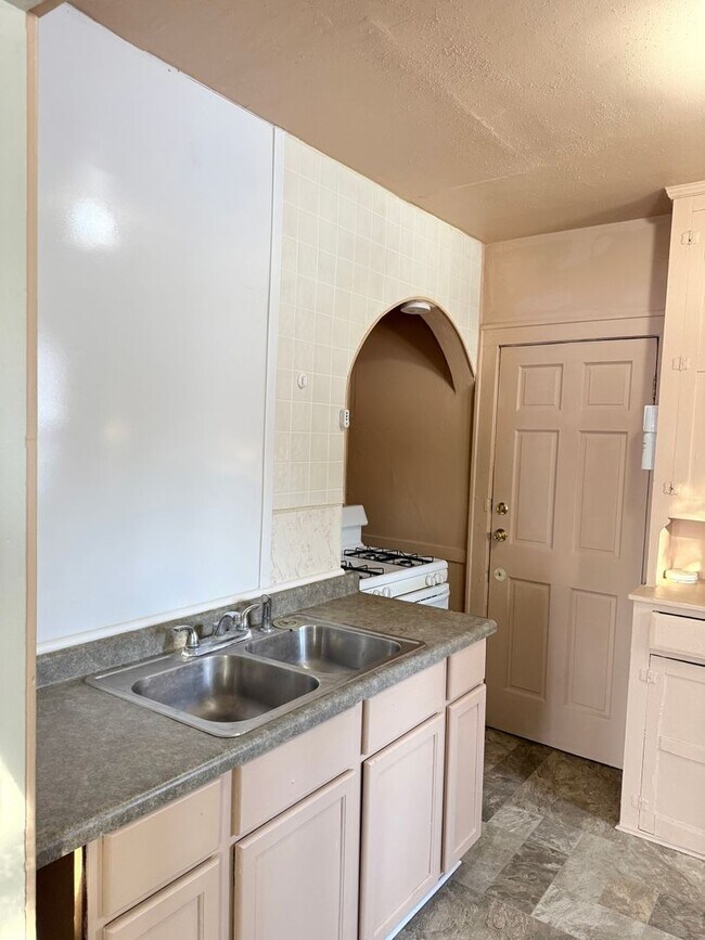 Building Photo - 807 Williams St