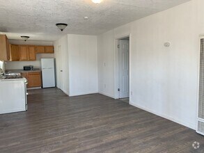 Building Photo - Charming 1 Bed / 1 Bath Duplex with Drivew...