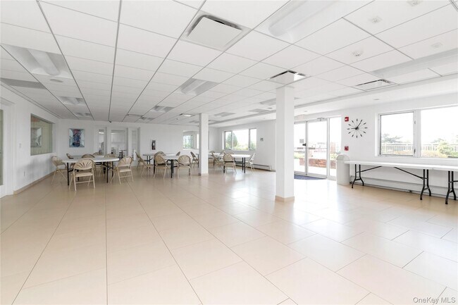 Building Photo - 830 Shore Rd