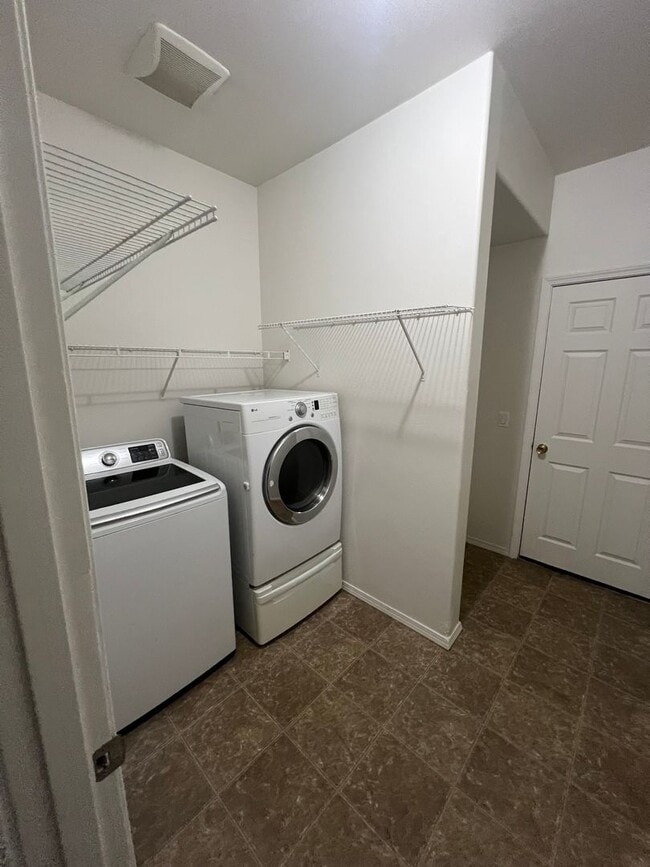 Building Photo - 3-bedroom 2-1/2 bathroom home in Eugene