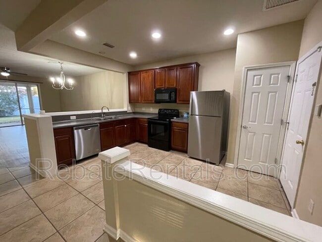 Building Photo - 4199 Highwood Dr