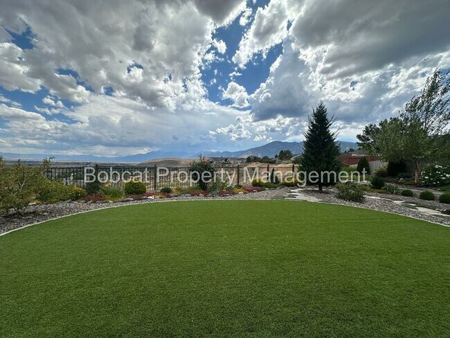 Building Photo - 877 Vista Park Dr