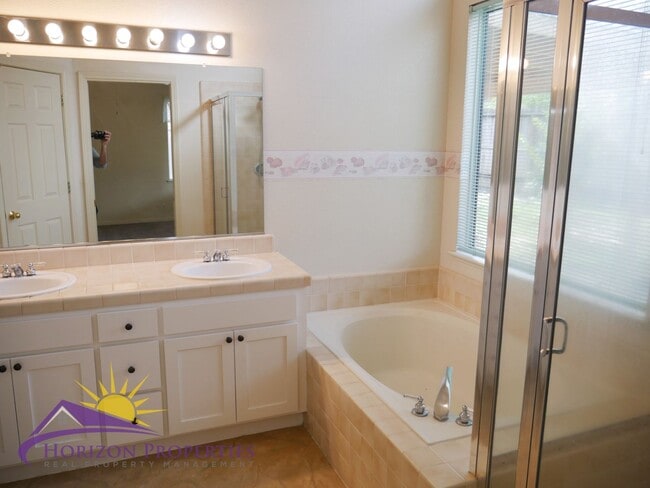 Building Photo - 9472 Clementine Way