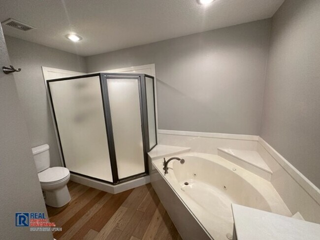 Building Photo - Legacy Townhome