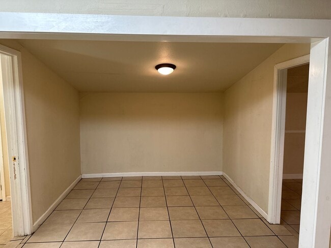 Building Photo - 3 BEDROOM, 1 BATH, DOUBLE DRIVE PARKING